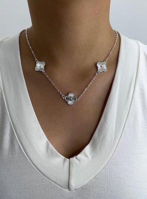 Colar banhado a prata veniziana com trevo da vírginia com detalhe olho grego