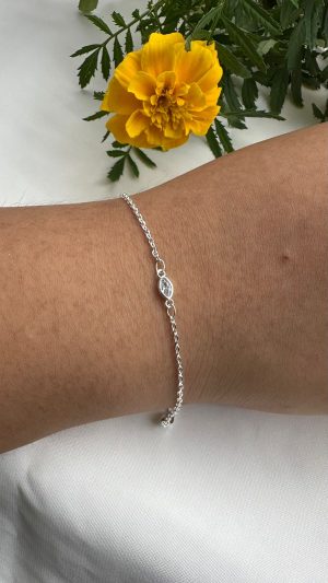 pulseira banhada a prata com ponto de luz formato oval minimalista