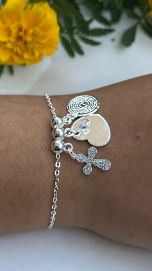 Pulseira banhada a prata com pingente de cruz, coração com predinha brilhante e oração do Pai nosso