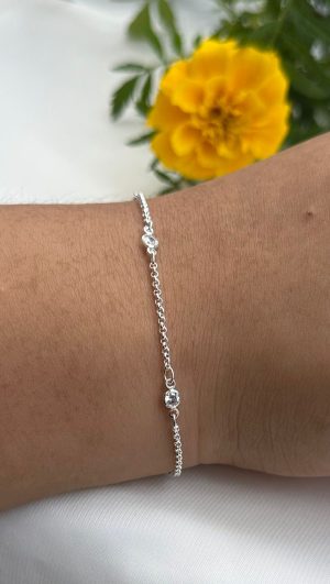 pulseira banhada a prata com detalhes de pequenos pontos de luz