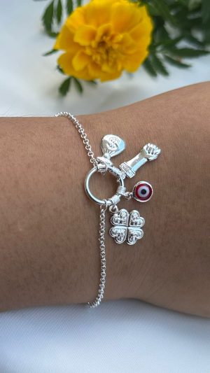 Pulseira feminina com pingente patua olho grego vermelho pimenta cifrão e trevo banhado a prata