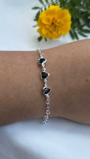 Pulseira feminina de corrente de coração com três pedras brilhantes pretas