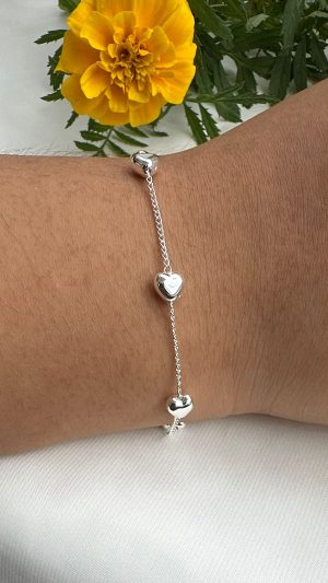 Pulseira feminina corrente com corações lisos banhado a prata