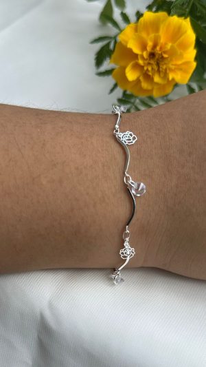Pulseira feminina curvada com pingente de rosas