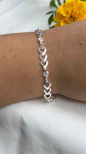 Pulseira feminina três corações conectados ao ponto de luz redondo