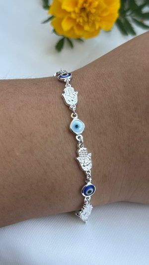 Pulseira banhada a prata com olho grego cores azul marinho e azul celeste alternados com mão da fátima