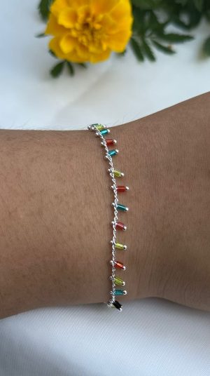 Pulseira banhada a prata com pedrinhas suspensas cores amarelo,vermelho e azul alternadas