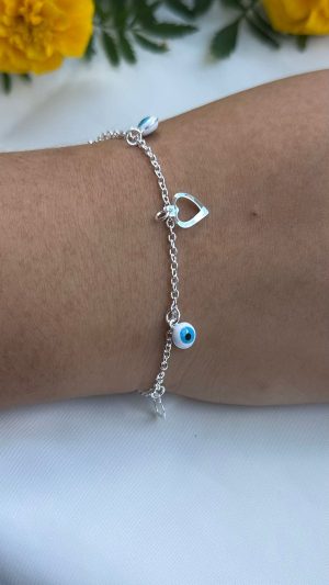 Pulseira banhada a prata com pingentes suspensos de olho grego e corações lisos