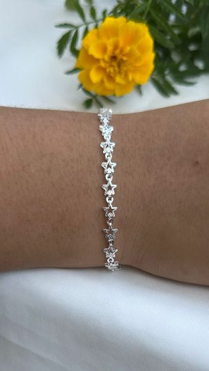 Pulseira banhada a prata de estrelas lisas unidas