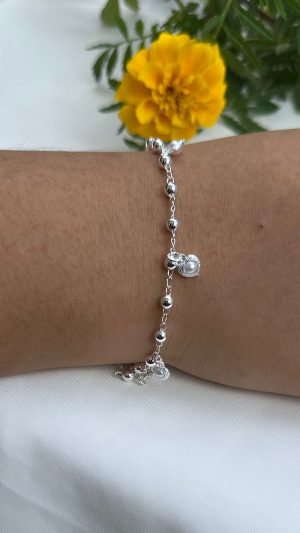 Pulseira banhada a prata com bolinhas lisas e pingentes