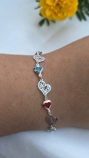 Pulseira banhada a prata com corações com arabescos e pedras coloridas alternadas