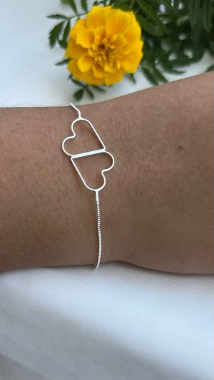 Pulseira banhada a prata minimalista com corações juntos cima e baixo
