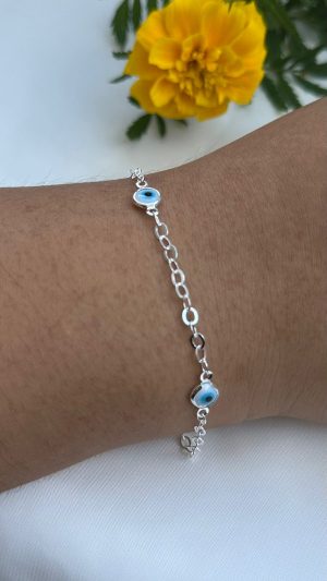 Pulseira banhada a prata com olhos gregos azul celeste distanciados