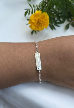 Pulseira banhada a prata com placa escrito gratidão