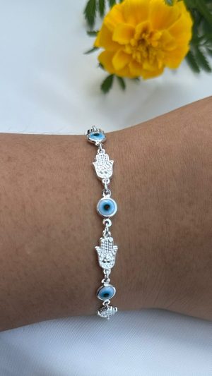Pulseira banhada a prata com olhos gregos azul celeste com mão de fátima