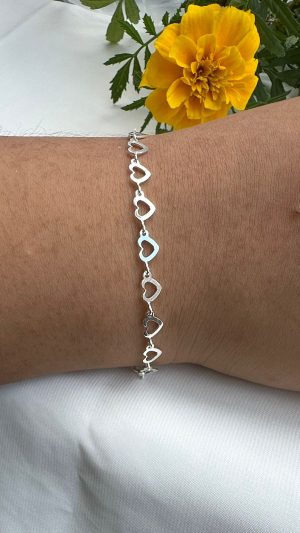 Pulseira banhada a prata com corações lisos