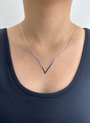 colar chocker com pingente triângulo minimalista